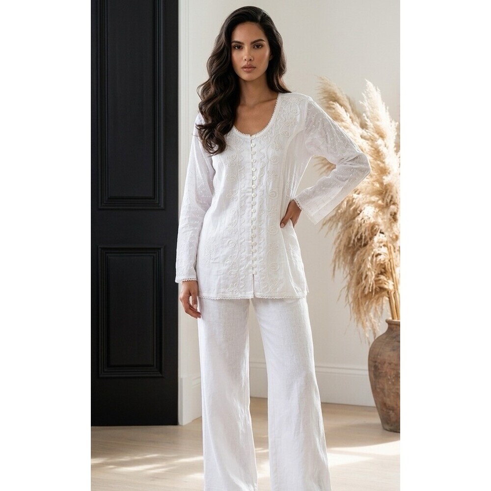 NWT Women’s White Embroidered Eyelet Button Down Blouse Top Long Sleeve - S/M
